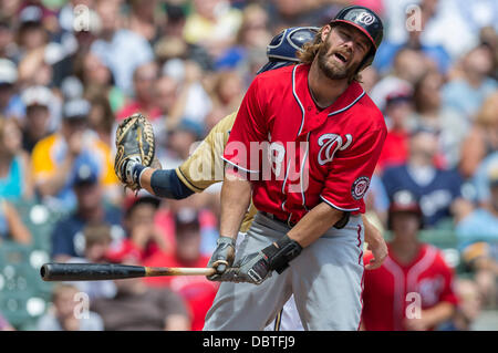 Milwaukee, Wisconsin, USA. 4. August 2013. 4. August 2013: Washington Nationals Recht Fielder Jayson Werth #28 reagiert nach immer hit by Pitch im zweiten Inning während der Major League Baseball Spiel zwischen den Milwaukee Brewers und den Washington Nationals im Miller Park in Milwaukee, Wisconsin. Staatsangehörigen führen die Brauer 3-1 im 3. Inning. John Fisher/CSM. Bildnachweis: Csm/Alamy Live-Nachrichten Stockfoto