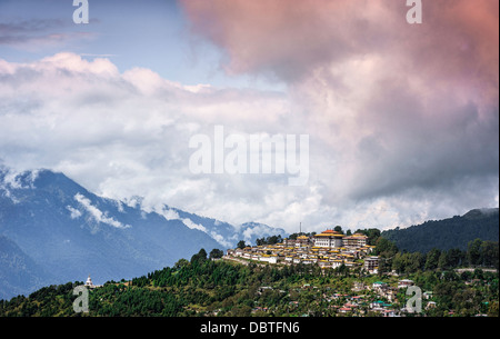 Altes buddhistische Kloster hoch oben auf hohe Berggipfel, umgeben von anderen Bergen, an einem schönen Tag in Wolke gehüllt. Stockfoto