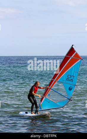 Teenager-Mädchen lernen, Windsurfen in Øresund (The Sound) in Vedbæk in Dänemark Stockfoto