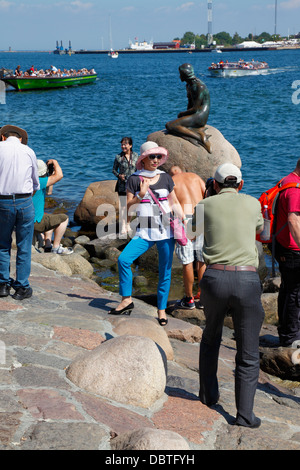 Zahlreiche Touristen an Land und im Ausflugsboote, die verrückt nach der kleinen Meerjungfrau und sich selbst zu fotografieren. Langelinie, Copenhagen. Stockfoto