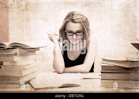 Kunstwerke im Retro-Stil, Mädchen in der Bibliothek Stockfoto