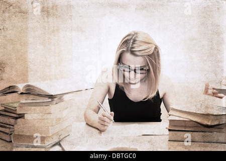 Kunstwerke im retro-Stil, Mädchen in der Bibliothek etwas im Lehrbuch zu schreiben Stockfoto