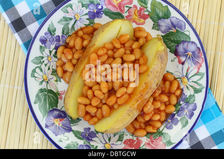 Ofenkartoffeln mit gebackenen Bohnen Stockfoto