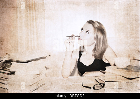 Kunstwerke im Retro-Stil, Mädchen in der Bibliothek Stockfoto