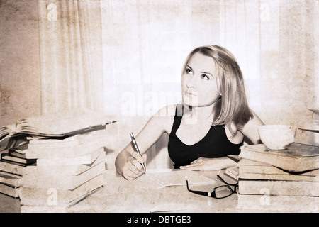 Kunstwerke im retro-Stil, Mädchen in der Bibliothek etwas im Lehrbuch zu schreiben Stockfoto