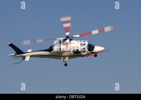 Empire-Testpiloten-Schule-Agusta 109e macht Hubschrauber Durchführung Flugübungen auf Salisbury plain Stockfoto