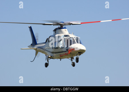 Empire-Testpiloten-Schule-Agusta 109e macht Hubschrauber Durchführung Flugübungen auf Salisbury plain Stockfoto