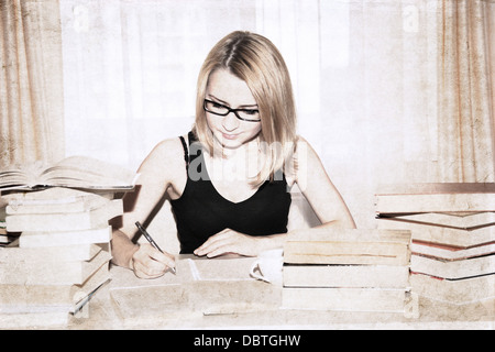 Kunstwerke im retro-Stil, Mädchen in der Bibliothek etwas im Lehrbuch zu schreiben Stockfoto