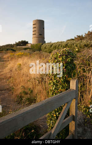 Ein Martello-Turm an Fort Saumarez, verwendet von der deutschen Besatzungsmacht während des 2. Weltkrieges, Guernsey Stockfoto