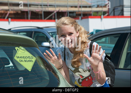 Enkelkind an Bord Zeichen auf der Heckscheibe des Autos und das betreffende Kind Stockfoto