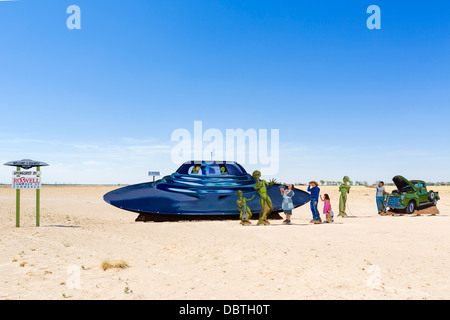 Ausschnitt-Figuren Darstellung Platz landen auf der Straße außerhalb der Stadt von Roswell, New Mexico, USA Stockfoto