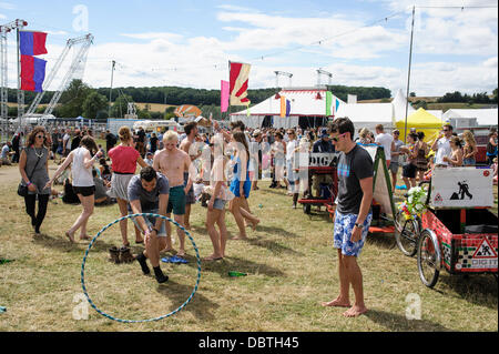 Hertfordshire, UK, 08.04.2013: Standon Calling Festival. Atmosphäre, Teilnehmer im Kostüm zum Thema "Läuft vom Zirkus". Bild von Julie Edwards Stockfoto