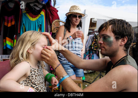 Hertfordshire, UK, 08.04.2013: Standon Calling Festival. Atmosphäre. Das Festival ist familienfreundlich. Viele besuchten im Kostüm zum Thema "Läuft vom Zirkus".  Bild von Julie Edwards Stockfoto