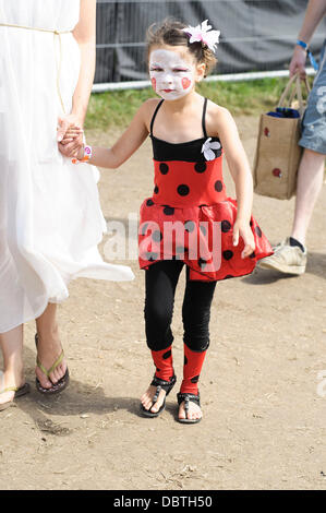 Hertfordshire, UK, 08.04.2013: Standon Calling Festival. Atmosphäre. Das Festival ist familienfreundlich. Viele besuchten im Kostüm zum Thema "Läuft vom Zirkus".  Bild von Julie Edwards Stockfoto