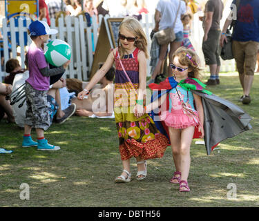 Hertfordshire, UK, 08.04.2013: Standon Calling Festival. Atmosphäre. Das Festival ist familienfreundlich. Viele besuchten im Kostüm zum Thema "Läuft vom Zirkus".  Bild von Julie Edwards Stockfoto