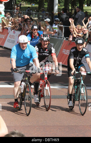 London, UK. 4. August 2013. Boris Johnson komplettiert aufsichtsrechtlichen RideLondon-Surrey 100 Credit: Mark Davidson/Alamy Live News Stockfoto