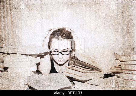 Kunstwerke im retro-Stil, Mädchen in der Bibliothek, das Buch zu lesen Stockfoto