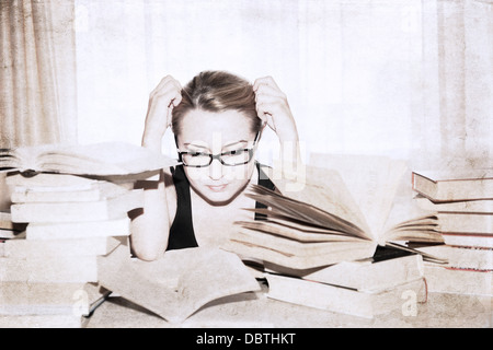 Kunstwerke im retro-Stil, Mädchen in der Bibliothek, das Buch zu lesen Stockfoto