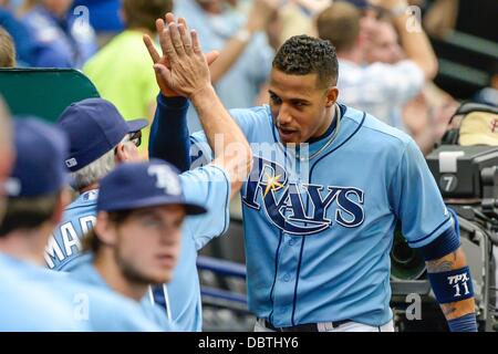 St. Petersburg, FL, USA. 4. August 2013. Tampa Bay Rays Manager Joe Maddon (70) gratuliert Tampa Bay Rays Shortstop Yunel Escobar (11) nach dem in der Unterseite des 6. während der Major League Baseball Spiel Action zwischen den San Francisco Giants und die Tampa Bay Rays im Tropicana Field in St. Petersburg, FL. Credit scoring: Cal Sport Media/Alamy Live News Stockfoto