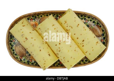 Käse mit Kümmel, isoliert auf weiss Stockfoto