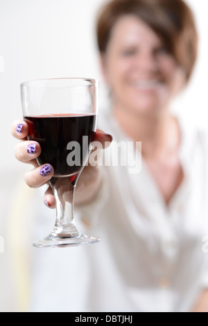 Eine Frau mit einem Glas Rotwein Stockfoto