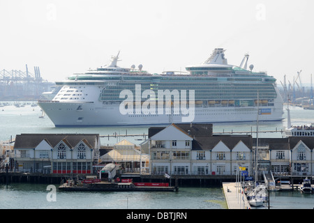 Die Royal Caribbean Kreuzfahrtschiff Unabhängigkeit der Meere gesehen an Southampton dock in England, UK. Stockfoto