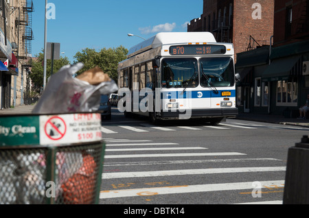 Ein MTA New York City Bus in Brooklyn, New York. Stockfoto