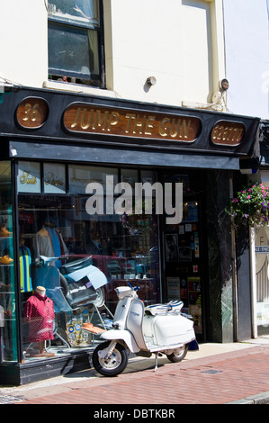 Außenseite des Jump The Gun Mod Herrenmode Shop im Bereich North Laines von Brighton East Sussex England UK Stockfoto