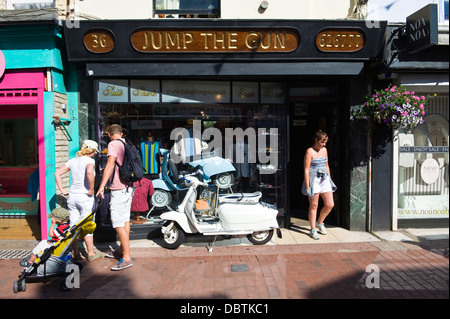 Außenseite des Jump The Gun Mod Herrenmode Shop im Bereich North Laines von Brighton East Sussex England UK Stockfoto