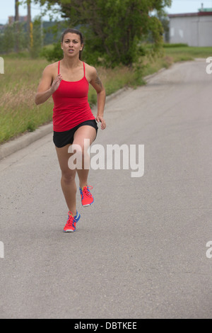 Fit Woman with Stadtstraße entlang Stockfoto