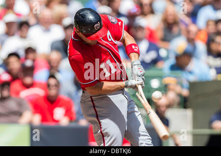 4. August 2013 - Milwaukee, Wisconsin, Vereinigte Staaten von Amerika - 4. August 2013: Washington Nationals dritte Baseman Ryan Zimmerman #11 bricht seinen Schläger auf der Schaukel während der Major League Baseball Spiel zwischen den Milwaukee Brewers und den Washington Nationals im Miller Park in Milwaukee, Wisconsin. Brauer besiegte die Staatsangehörigen 8-5. John Fisher/CSM. Stockfoto