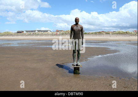 Liebe auf eines der Antony Gormley Statuen woanders an Crosby Strand namens geschrieben. Stockfoto