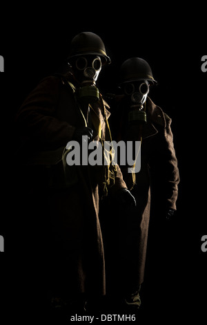 Soldaten mit Gasmaske in einem dunklen Hintergrund Stockfoto