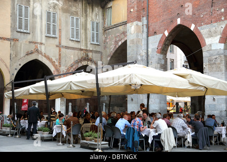 Restaurant im Freien in Piazza Dei Mercanti in Mailand Italien Stockfoto