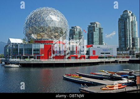 Welt der Wissenschaft oder Telus World of Science und Boote vertäut am False Creek in Vancouver, BC, Kanada Stockfoto