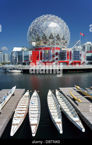 Welt der Wissenschaft oder Telus World of Science und Drache Boote vertäut am False Creek in Vancouver, BC, Kanada Stockfoto