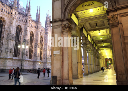 Shopping-Arkade und der Duomo, die entlang Corso Vittorio Emanuele in Mailand. Stockfoto