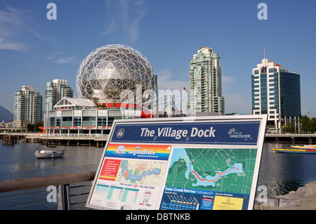 Touristenkarte von False Creek Village mit Science World oder Telus World of Science, Vancouver, Britisch-Kolumbien, Kanada Stockfoto