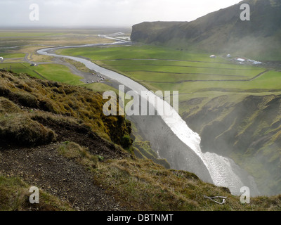 Die Aussicht von der Spitze der Skogafoss-Wasserfall im Süden Islands. Stockfoto