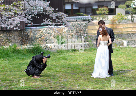 Ein frisch verheiratetes Paar in Japan mit ihrem Foto. Stockfoto