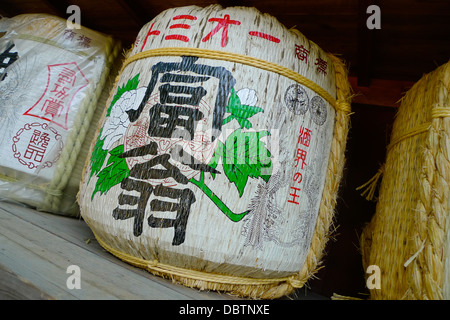 Sake-Fässer (Kazaridaru) in einem Schrein in Japan. Stockfoto