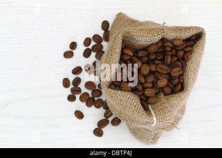 Kaffeebohnen in Jute-Tasche mit Textfreiraum Stockfoto