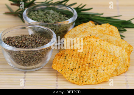 Gebackene Kartoffelchips mit mediterranen Kräutern Stockfoto