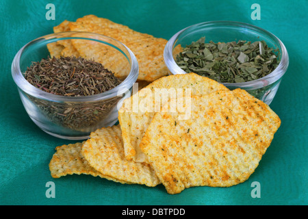 Gebackene Kartoffelchips mit mediterranen Kräutern Stockfoto