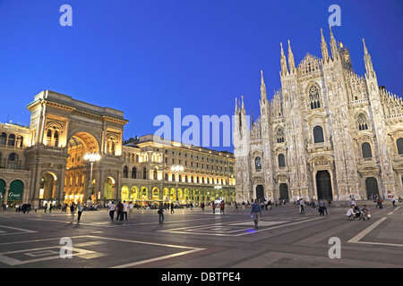 Piazza del Duomo und die vorderen Eingänge des Duomo und Galleria Vittorio Emanuele in Mailand Italien Stockfoto