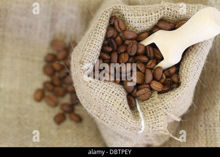 Kaffeebohnen in Jute-Tasche mit Textfreiraum Stockfoto