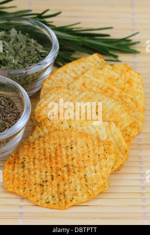 Gebackene Kartoffelchips mit mediterranen Kräutern Stockfoto