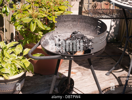 Brennende Holzkohle Kohlen In eine Bar B Q im Garten Stockfoto