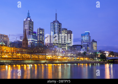 Melbournes berühmte Skyline von Southbank in Richtung Flinders Street Station in Melbourne, Victoria, Australia Stockfoto