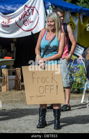 Balcombe, West Sussex, UK. 4. August 2013. Anti-Fracking weiter Demonstranten ihre Blockade der Cuadrilla Test Bohrmaschine in der Nähe von Balcombe, West Sussex, UK. 4. August 2013. Bildnachweis: Guy Bell/Alamy Live-Nachrichten Stockfoto